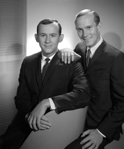 Tom Smothers, half of the music-and-comedy duo Smothers Brothers and host of a groundbreaking variety show, dies at 86